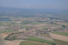 Neu: Aktuelle Luftaufnahmen aus dem Jahr 2011...

Gesamtansicht aufgenommen aus Richtung Südwesten. Im Hintergrund sind die Ortsteile Kühmoos und Schwarzwöhr gut zu erkennen. Im Vordergrund (unten) die Aholminger Leit'n. 
(Foto: Gemeindearchiv)