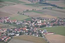 Hier aus der selben Richtung aufgenommen der Ortskern. Links oben Schwarzwöhr. 
(Foto: Gemeindearchiv)