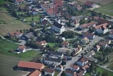 Das Ortszentrum aus Richtung Norden (Isarau) aufgenommen. 
(Foto: Gemeindearchiv)