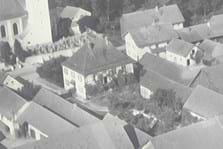 Noch einmal der Pfarrhof 1958. Diesmal von der Rückseite, aus Richtung Sonnenstraße, aufgenommen. 
(Foto: Gemeindearchiv)