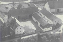 Oberes Dorf, 1958. Das Anwesen Zauner, damals noch teilweise aus Holz gebaut. Im Hintergrund, wo heute die Schule steht, damals noch Felder und Wiesen. 
(Foto: Gemeindearchiv)