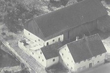 Isarau, 1958. Gasthaus und (damals auch noch) Schreinerei Schatzberger. 
(Foto: Gemeindearchiv)