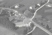 Isarau, 1958. Einmündung von Schloßweg (links) und Probstschwaig-straße (rechts). Die Wasserstraße, heute in Verlängerung des Schloß-weges, gab es zu diesem Zeitpunkt noch nicht. 
(Foto: Gemeindearchiv)