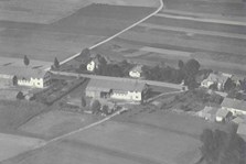 Ortsende Isarau 1958. Auf der gegen-überliegenden Straßenseite ist dort, wo wir auf dem Foto Felder und Wiesen sehen, zwischenzeitlich eine komplette Siedlung entstanden. 
(Foto: Gemeindearchiv)