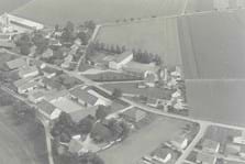 Schule 1980. Der Erweiterungsbau ist schon vorhanden, ebenfalls die Baugebiete an der Bürgstraße und am Leithenweg. Links oben die Raiffeisenbank mit Lagerhallen. 
(Foto: Gemeindearchiv)