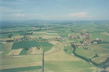 Eine Luftaufname aus Westen aufgenommen, 1998 
(Foto: Gemeindearchiv)