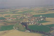 Nochmals eine Luftaufname aus Westen aufge-nommen, 1998 
(Foto: Gemeindearchiv)