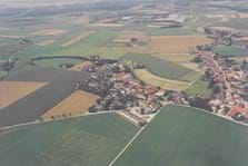 Eine Luftaufname aus südlicher Richtung aufgenommen, 1999 
(Foto: Gemeindearchiv)
