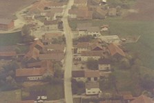 Neben dieser Serie von Luftaufnahmen aus dem Jahr 1958 stehen uns auch weitere Aufnahmen aus jüngeren Jahren zur Verfügung:

Blick von der Isarauerstraße in Richtung Ortsmitte, 1978. Ganz unten ist das Gasthaus Schatzberger noch teilweise auf dem Foto, ganz oben Kirche und Gemeinde-verwaltung. 
(Foto: Gemeindearchiv)